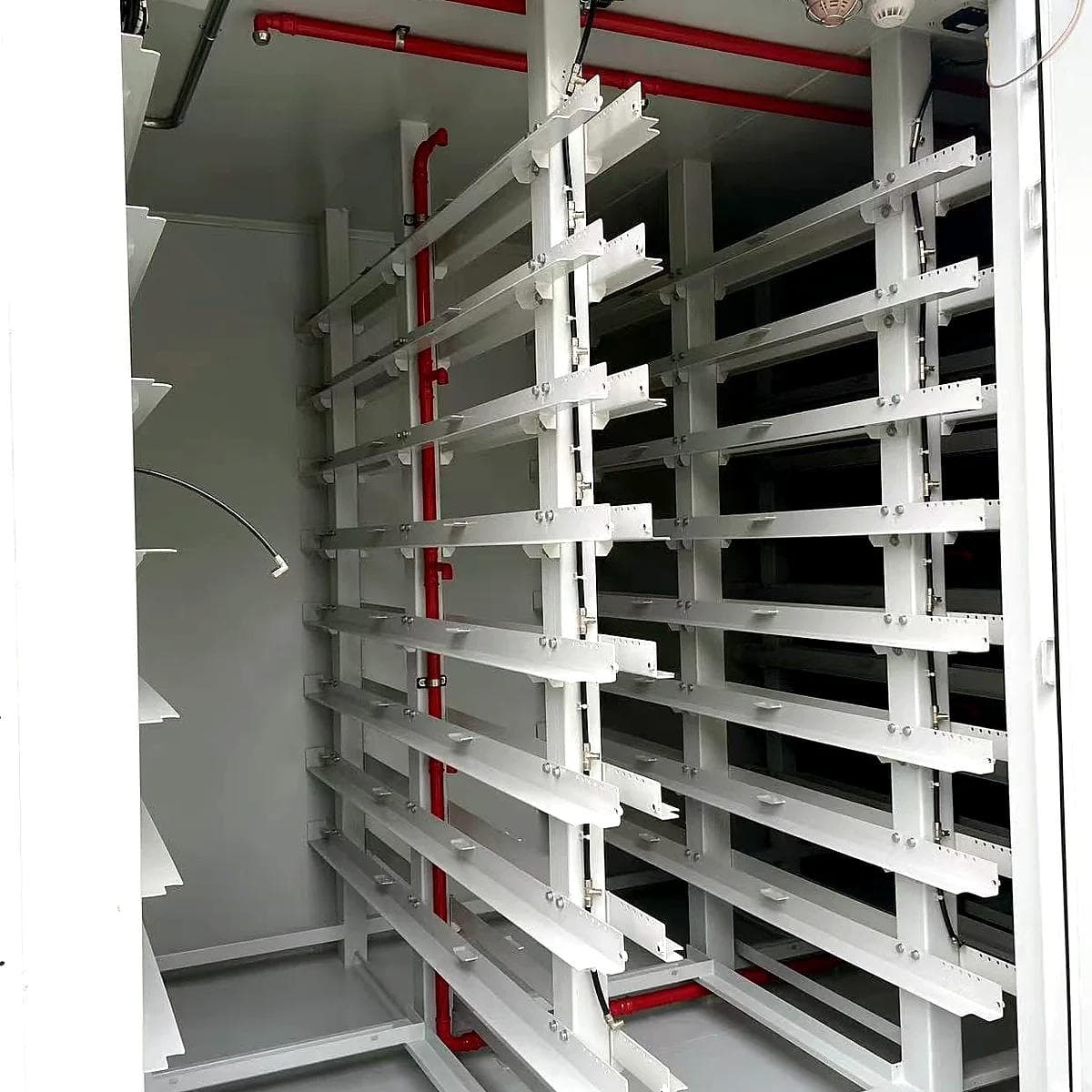 Racks batteries multi-rangées dans la cabine